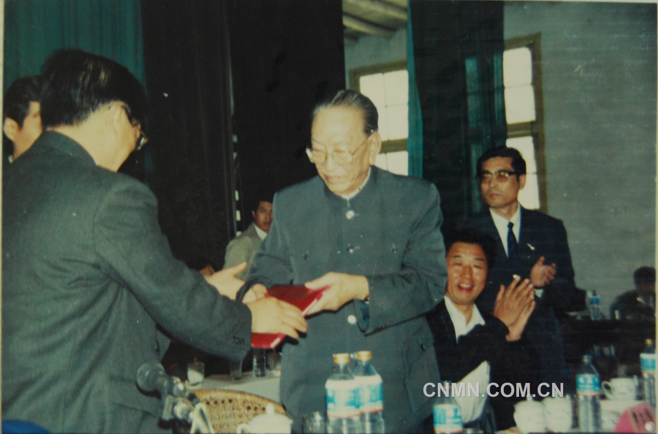1991年10月，耿飚回到阔别65年的水口山，欣然接受&ldquo;水口山功勋矿工&rdquo;荣誉称号。