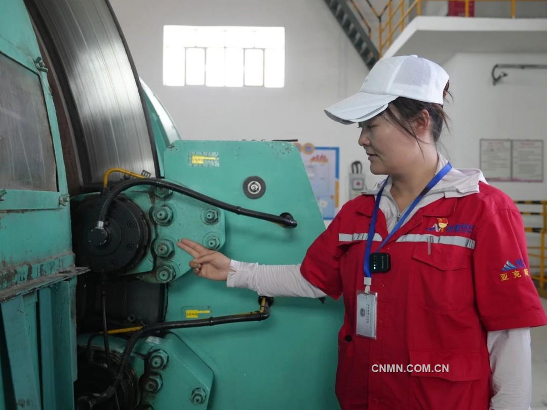 操作员在操作提升机前对液压站温度监控进行检查