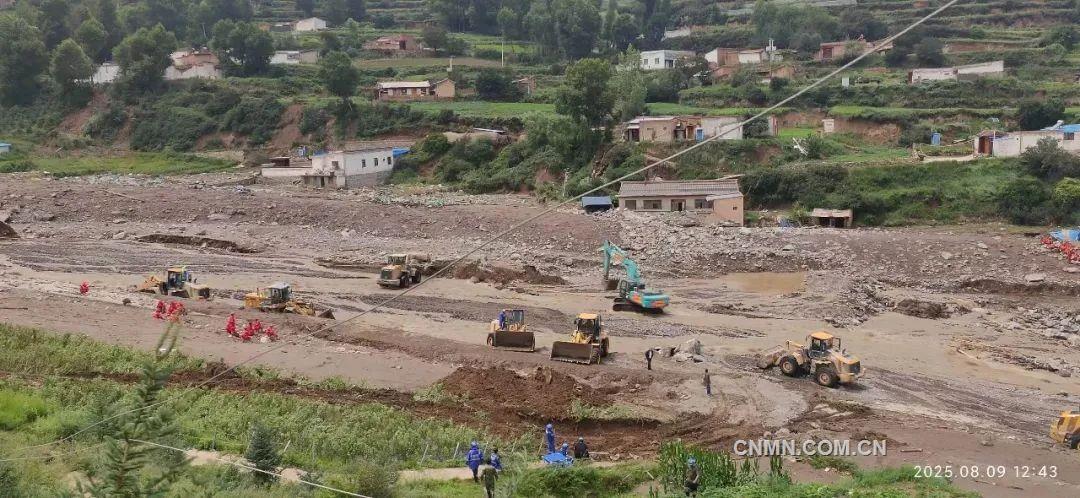 中国十七冶抢险救灾工作队在榆中县旧庄沟村附近修建临时便道
