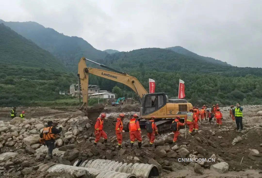 中国十七冶抢险救灾工作队抢建通往杜家庄的临时便道