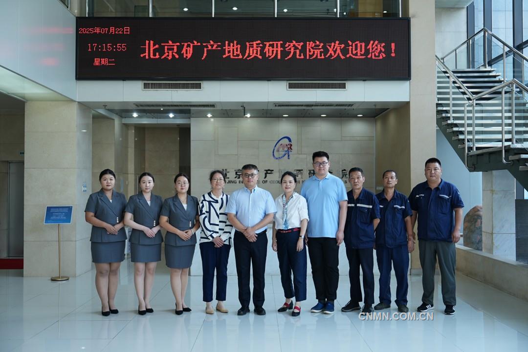 2 右  资产运营团队合影