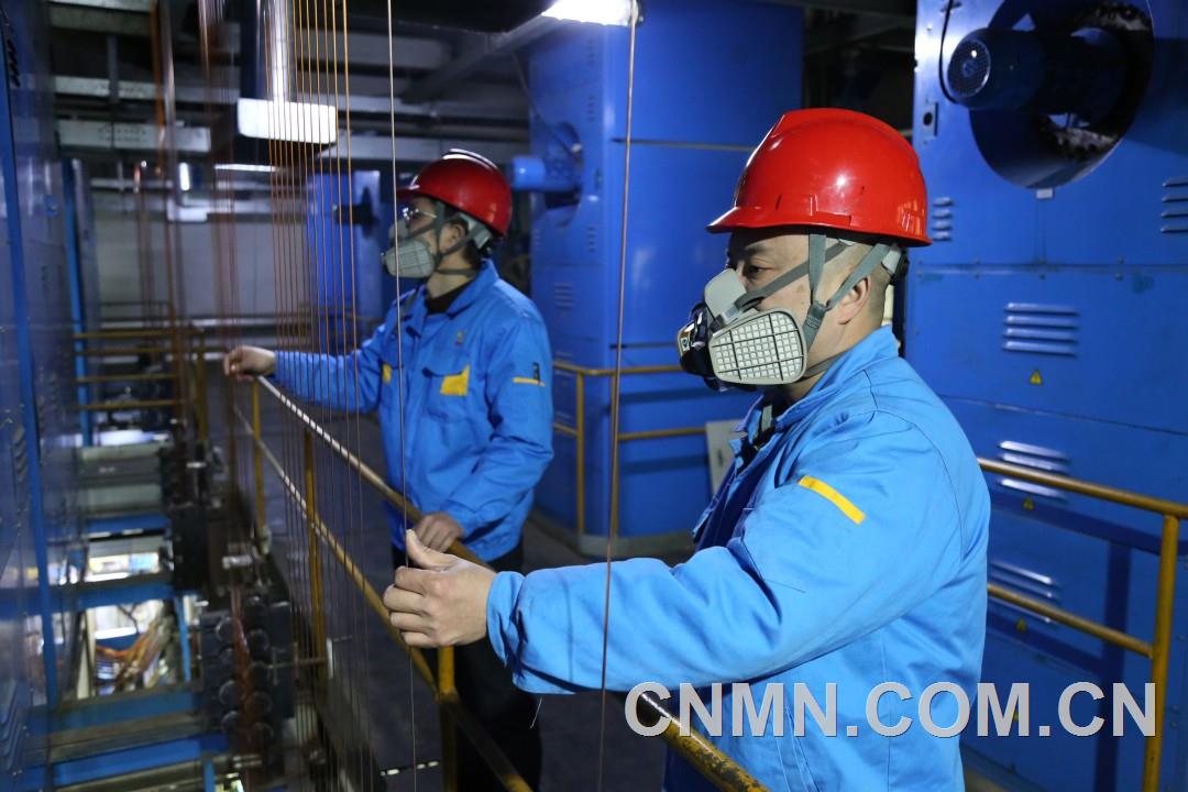 2.铜箔。该工场漆包工正在进行质量管控巡查