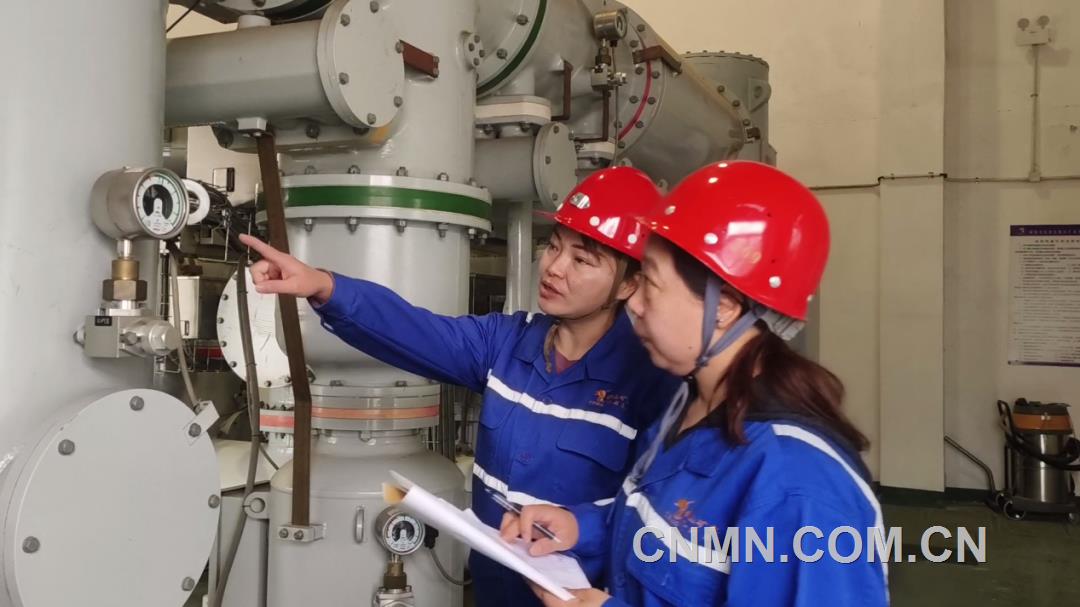1.2汪月琴（图左）与配电女工在检测六氟化硫气体压力