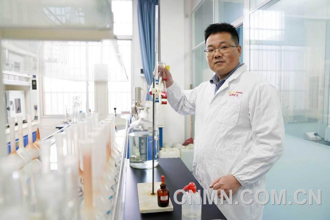 钒光二十载 毫厘守匠心——记全国五一劳动奖章获得者、五洲矿业高级技师张明明